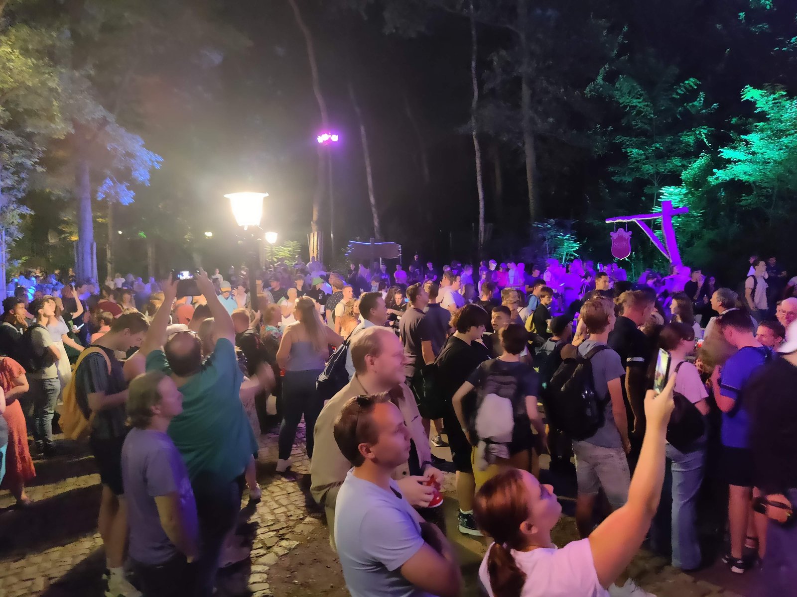 Het voorplein staat inmiddels goed gevuld met liefhebbers!