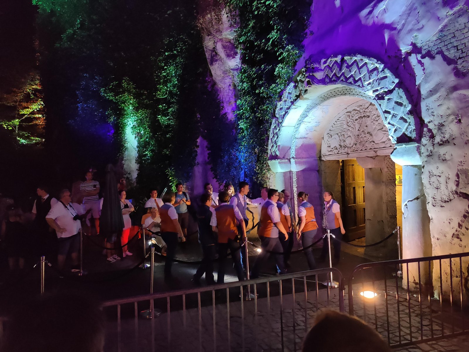 Het Efteling personeel maakt zich klaar voor een foto, waarna de laatste vertoning zal volgen.