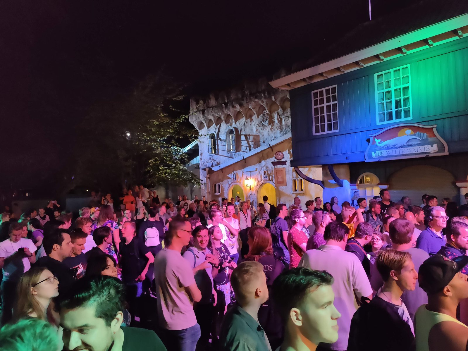 Nog een foto de andere kant op. Wat een belangstelling was er vandaag.