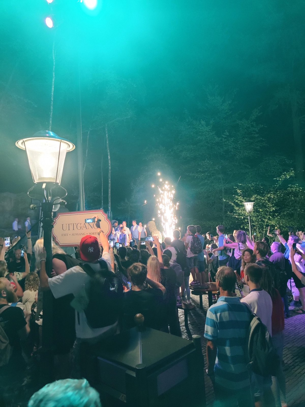 En als ware VIP's worden ze onthaald met vuurwerk. De laatste show van het Spookslot is geweest en de deuren zullen voorgoed sluiten.