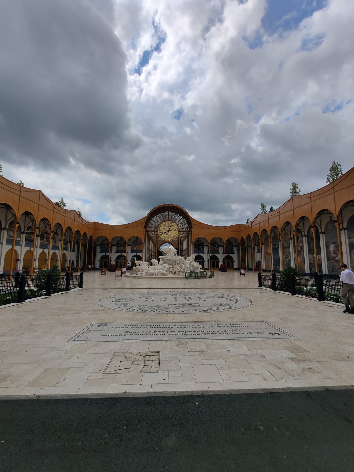 Dit jaar gloed nieuw; The Gallery of the Worlds. Het nieuwe entreegebied van Pairi Daiza. Niets anders dan indrukwekkend te noemen met al het marmer, de kunstwerken en overvloed aan mozaïk en details.