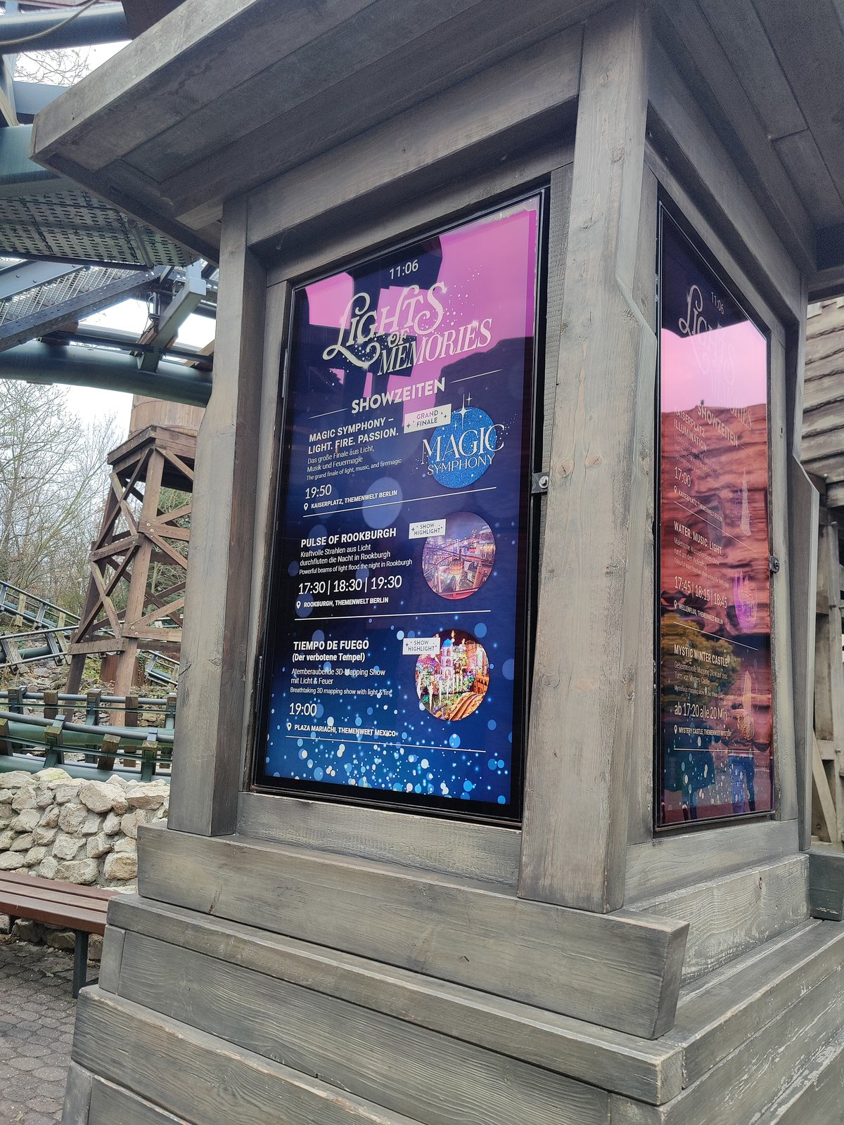 Informatiebord met alle speciale shows die er vandaag zijn in het teken van Wintertraum.