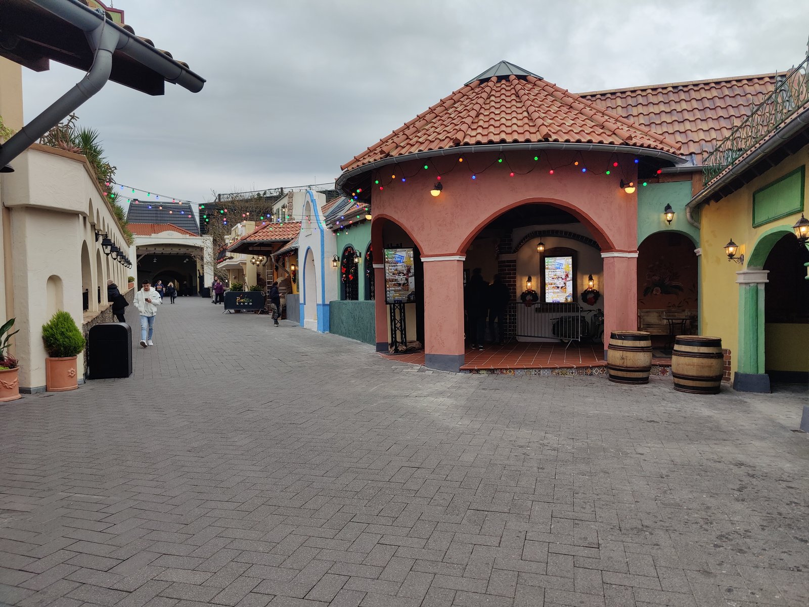 De nieuwe huisjes in het Mexico gebied. Vroeger had je hier rechts een prachtig uitzicht over Klugheim en Taron, maar nu staat er wat horeca en overdekte zitgelegenheid.