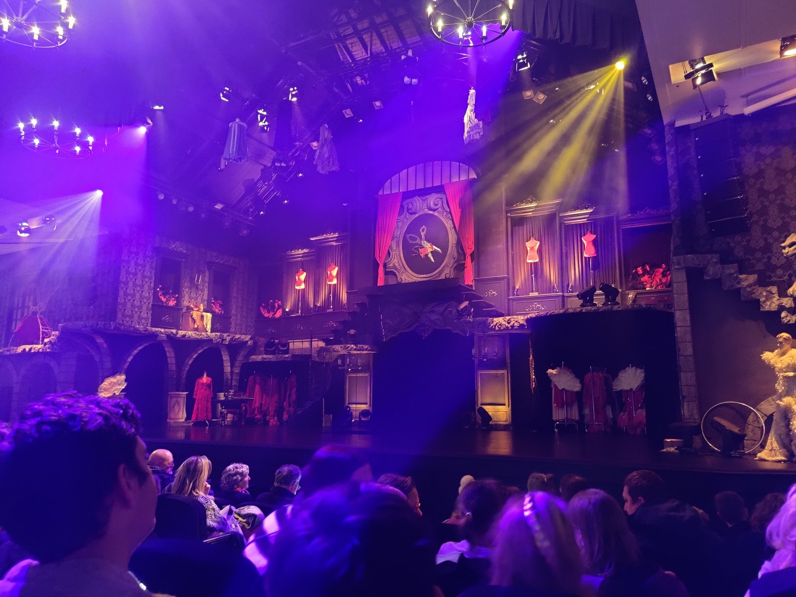 Even opwarmen bij een (ietwat kitsch) voorstelling waarin er een ode werd gebracht aan alle eerdere voorstellingen van Phantasialand genaamt: Der Goldene Faden. We hadden weinig herkenning aangezien dit de eerste keer was dat we naar een show in Phantasialand gingen. We maakten ons vooral druk over het welzijn van de acrobaten, die aan hun nek het plafond in gehesen werden.