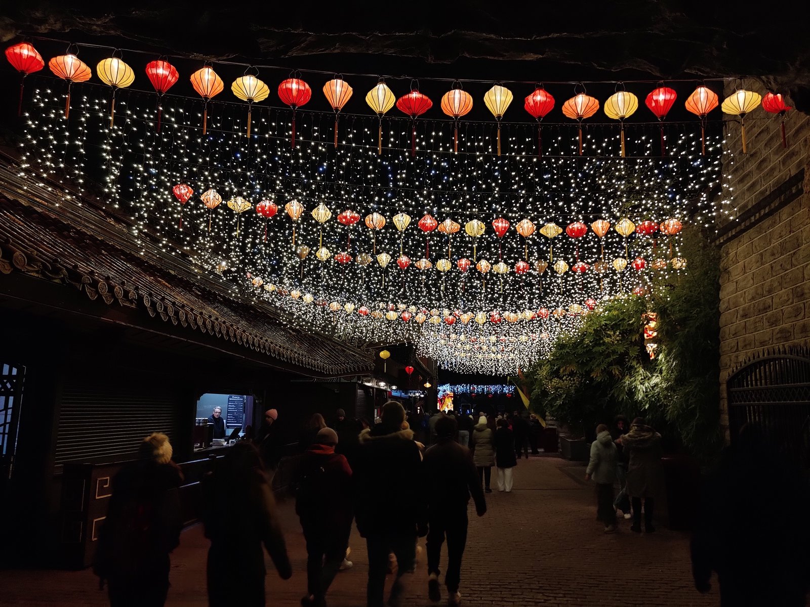 Het China deel, ook hier ontkom je niet aan een overdaad van verlichting.