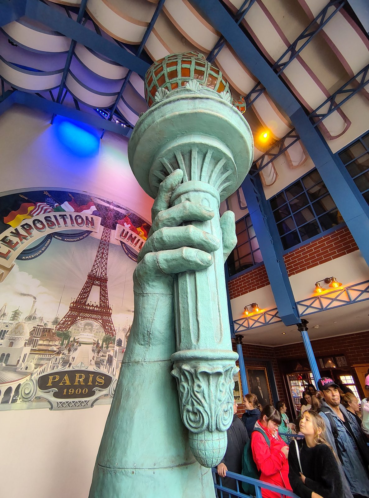 De toorts van het vrijheidsbeeld, te vinden in de wachtrij van Eurosat- CanCan Coaster.