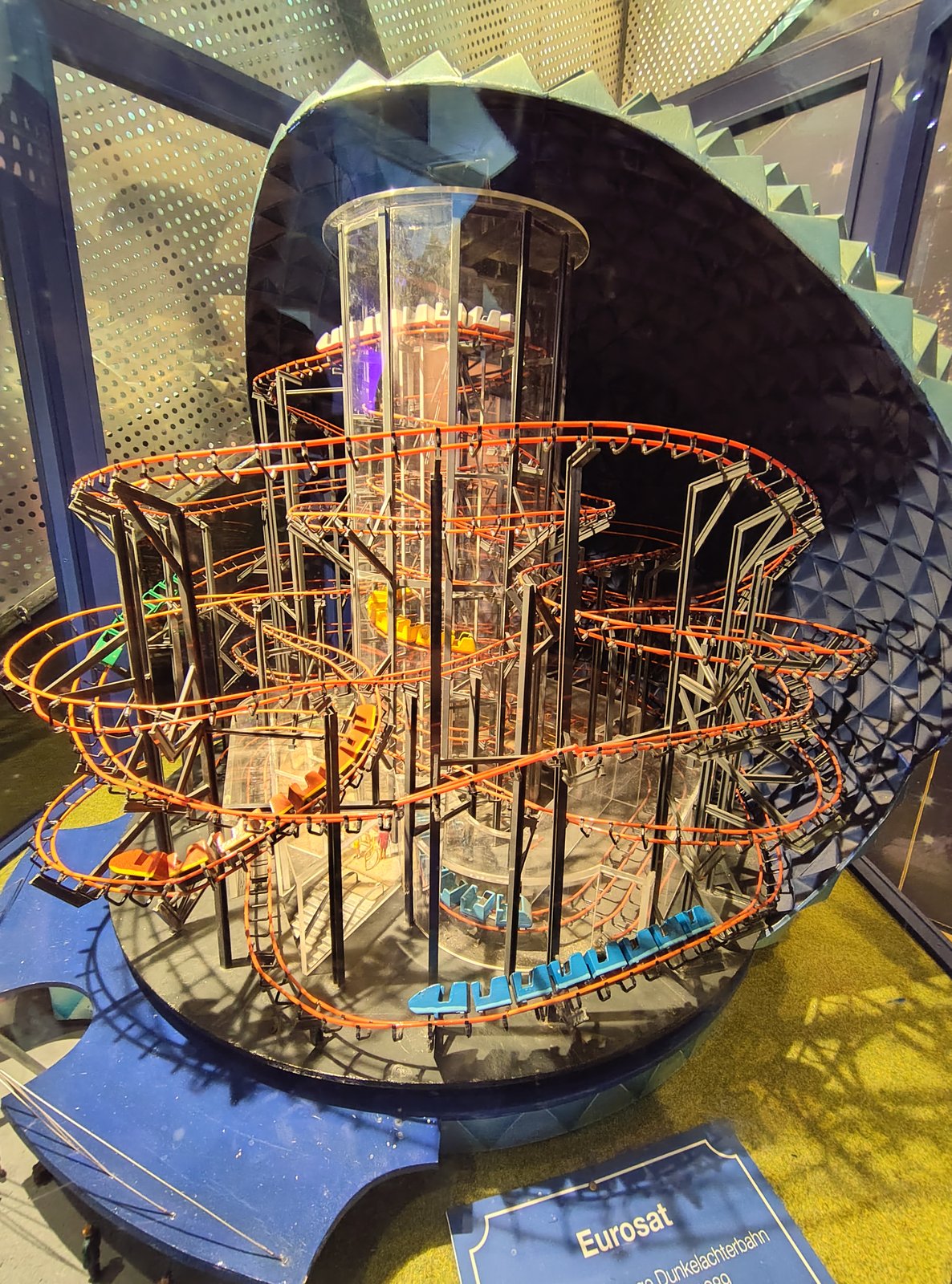 Ter ere van het 50 jarig jubileum waren er wat maquettes uitgestald. Zie hier bijvoorbeeld van Eurosat.