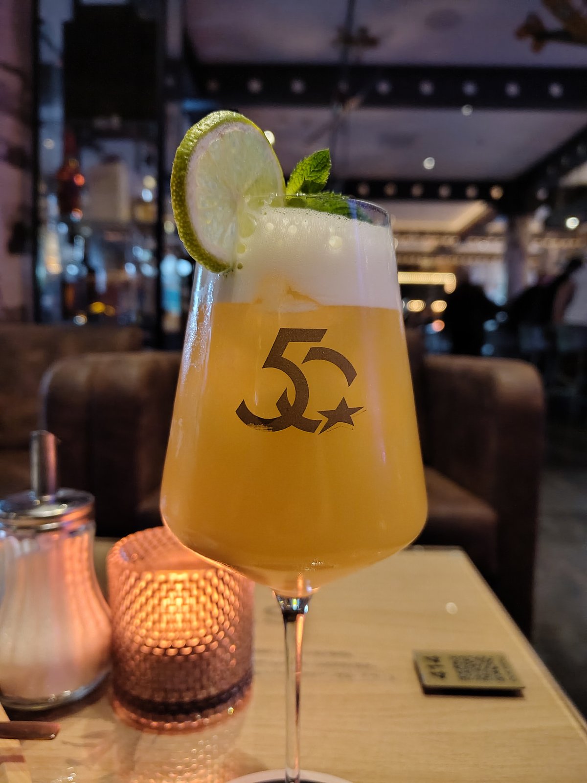 Afsluiten met de 50 jarige jubileum cocktail. Deze kostte € 11,50 en er zat in: Bacardi Carta Blanca, kokos, ananas, sinaasappel, citroen, munt en limoen