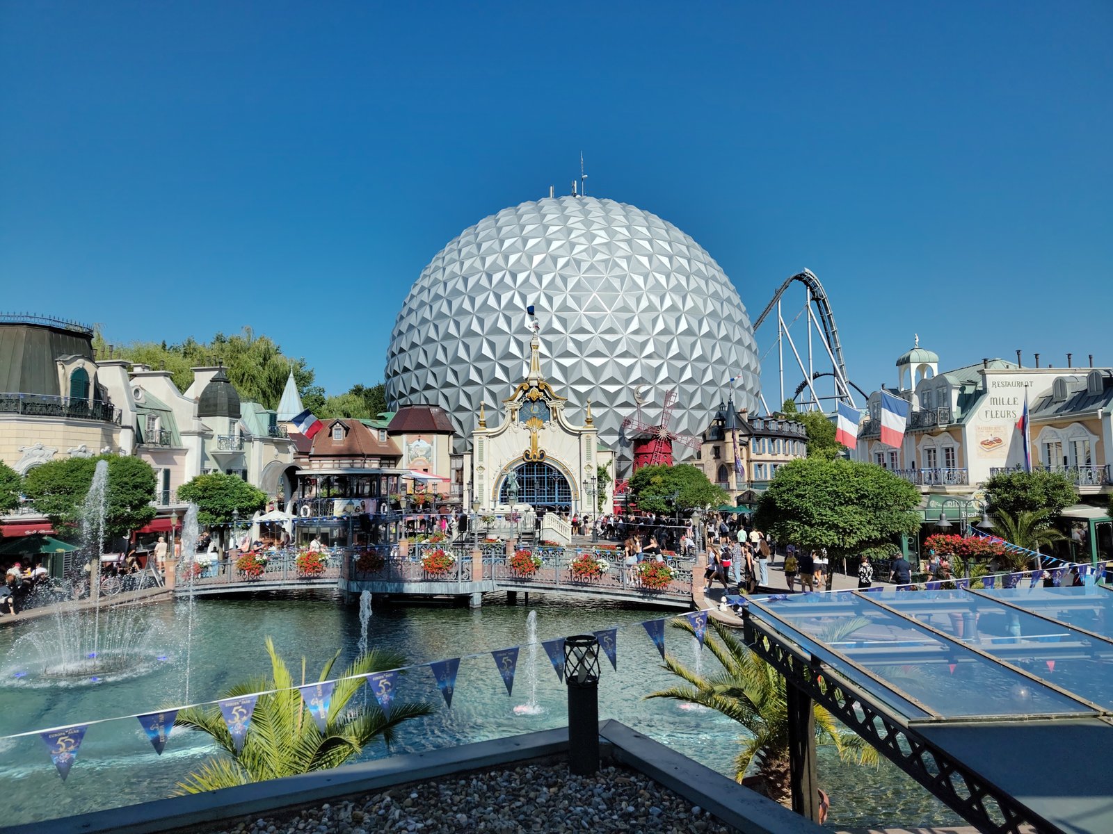 En weer terug aan de grond, een mooi kijkje naar de niet-epcot-bal!
