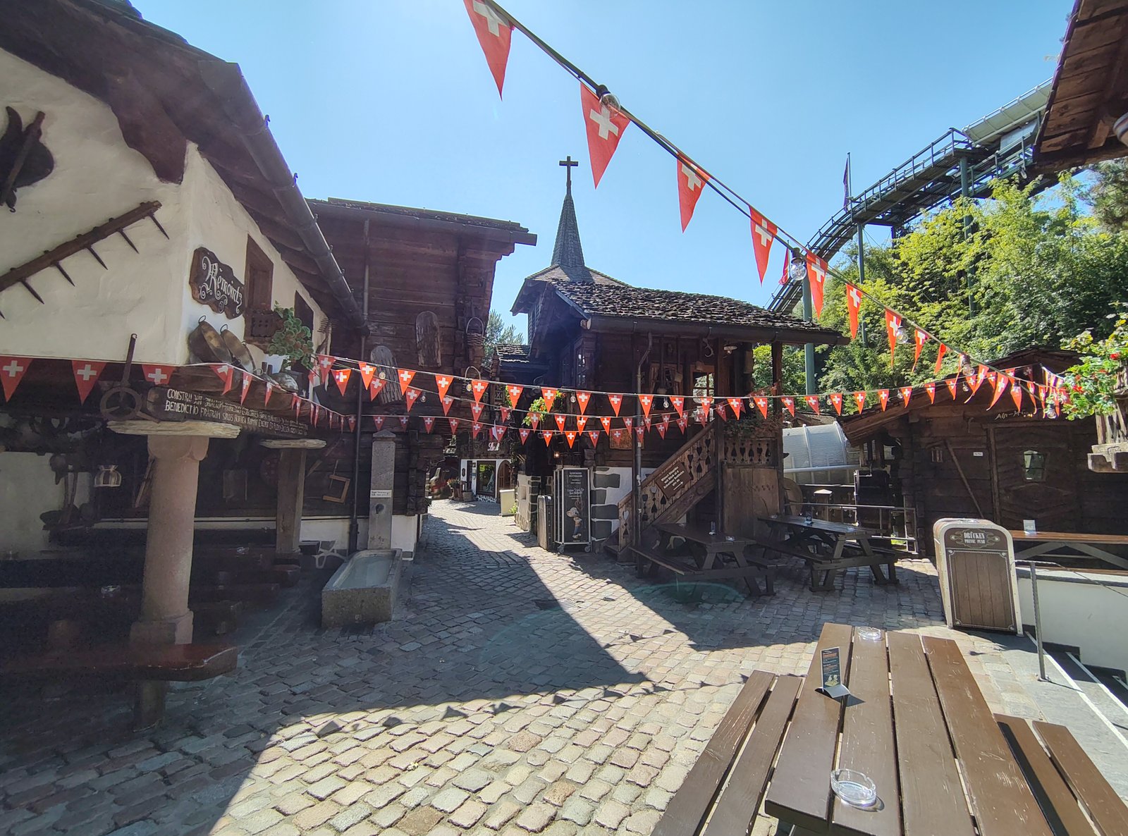 Wat mij betreft een van de sfeervolste stukjes Europa-Park. Op de achtergrond zie je de Swiss Bob Run. Een van de oudere achtbanen in Europa-Park. Geopend in 1985.