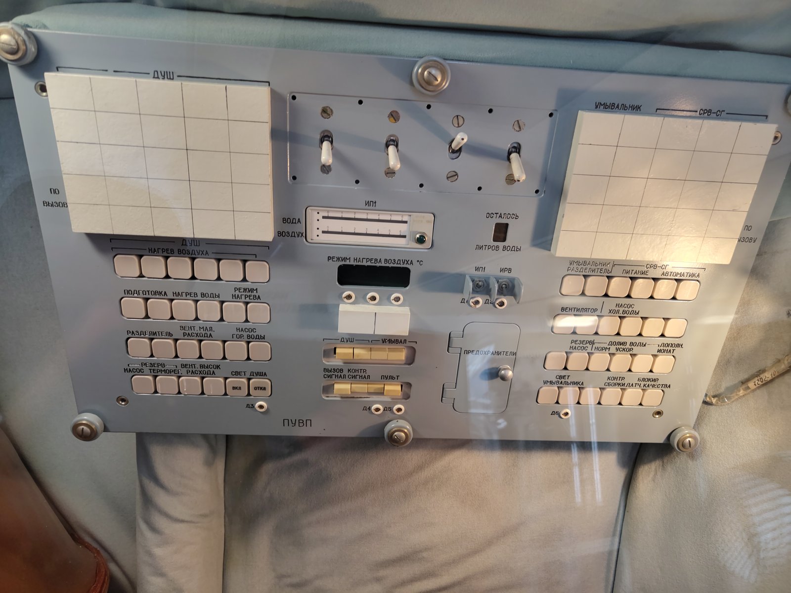 Nog een bedienpaneel binnen het Mir ruimtestation.