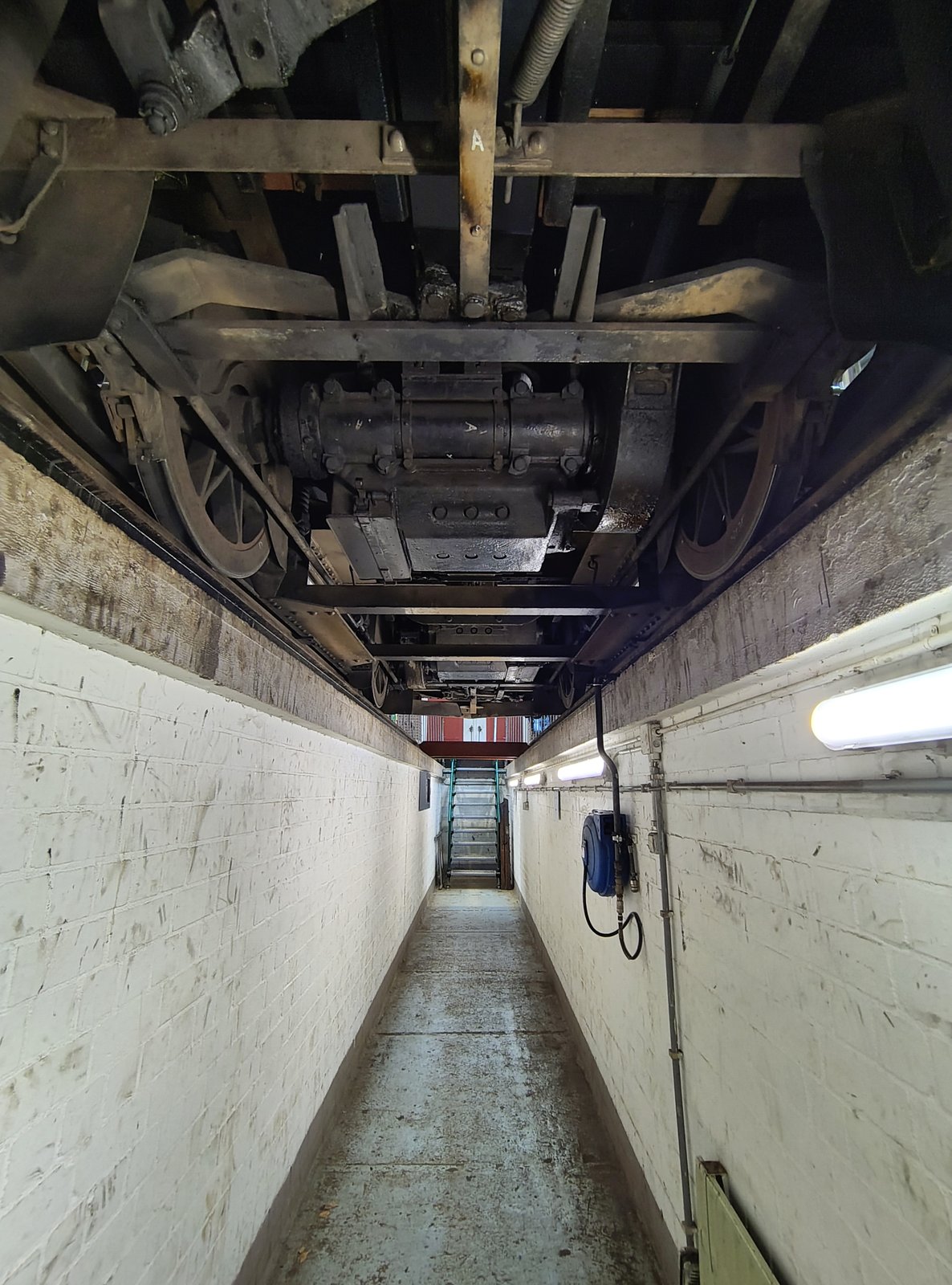 De onderkant van een tram in de tramremise