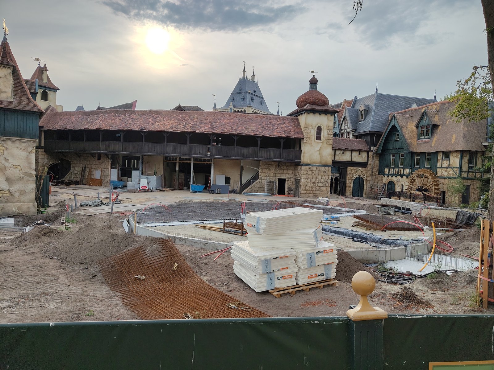 Een bouwupdate van Ravenring, de nieuwe attractie die naast Raveleijn gerealiseerd wordt. Onder de tribune zie je wat vermoedelijk een winkeltje wordt ook al ontstaan.