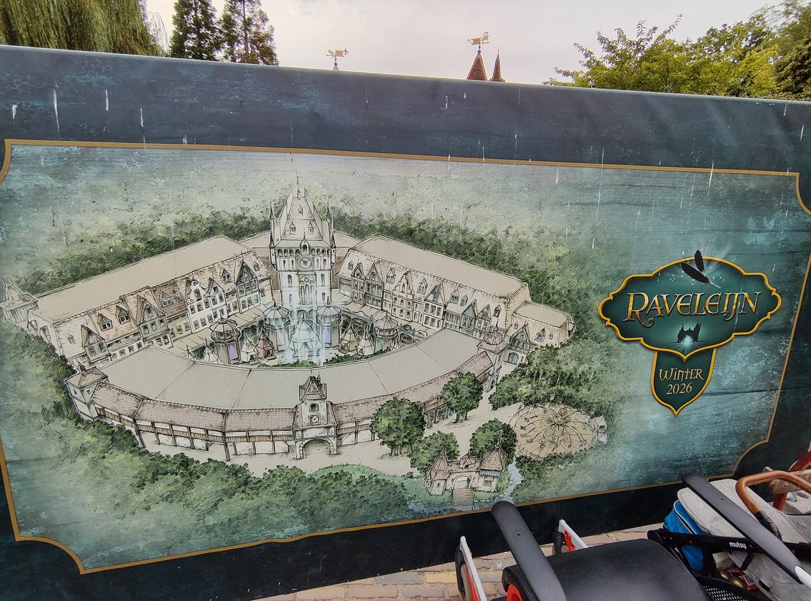 Een bouwhek met daarop de ontwerpschets van het vernieuwde Raveleijn.