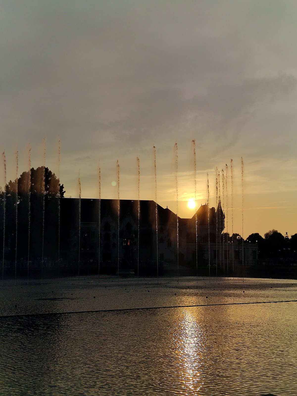 De dag afgesloten met een mooie zonsondergang, kijkende naar Aquanura met op de achtergrond het silhouet van het Efteling Theater.