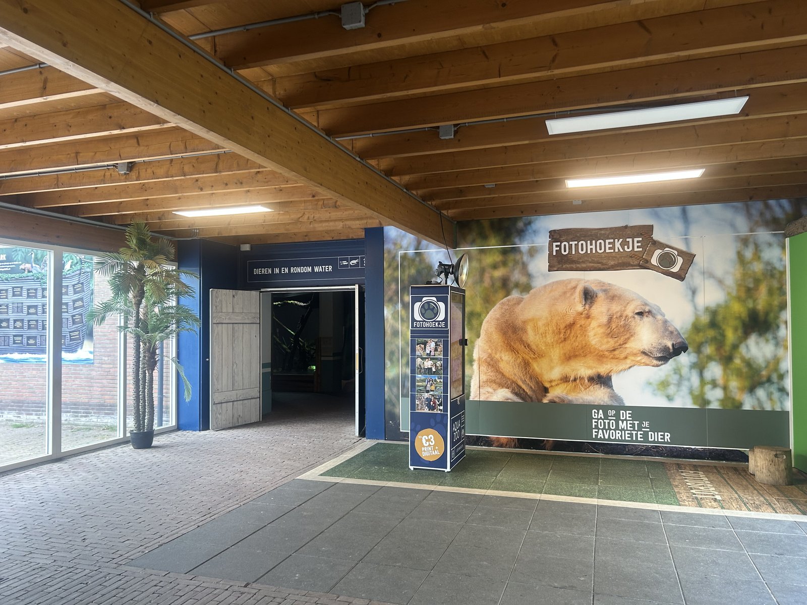 Entreegebied met foto-op en toegang tot binnengedeelte