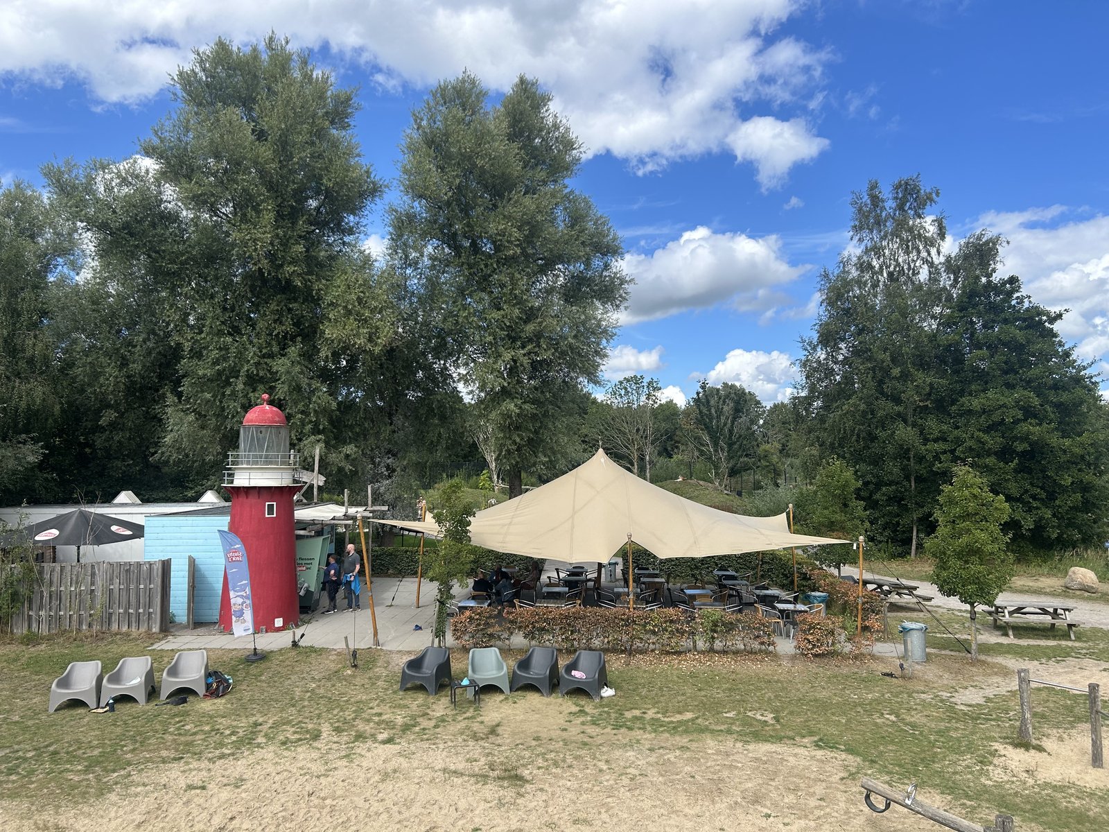 Horecapunt Beach Club achterin het park met kenmerkende vuurtoren