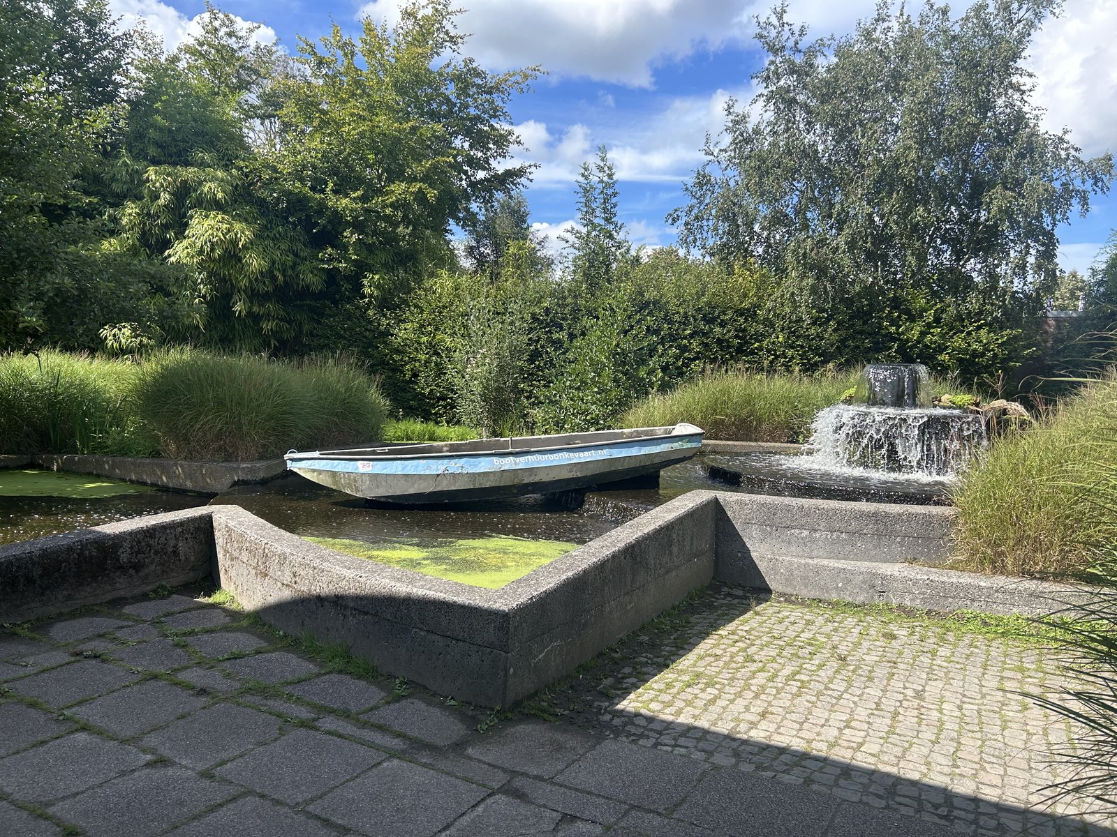 Fontein nabij de ingang met reclame voor botenverhuur Bonkevaart / Bonkefeart