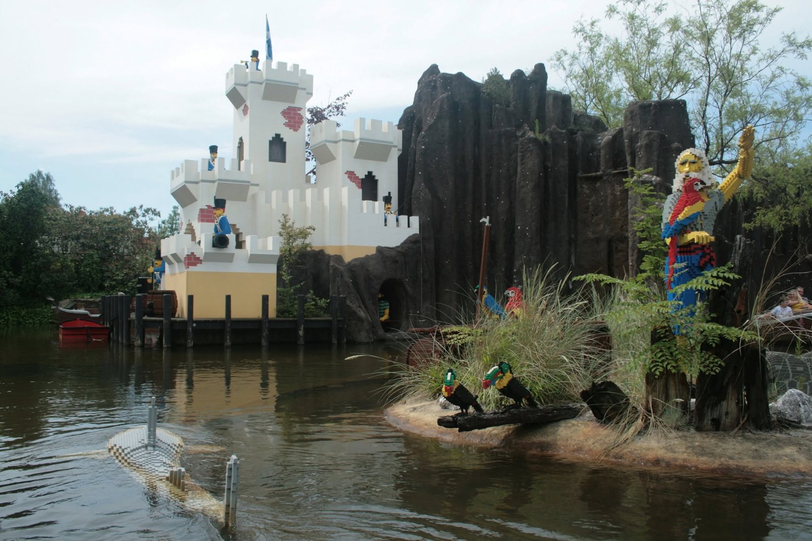 Buitengedeelte van darkride Pirate Boats