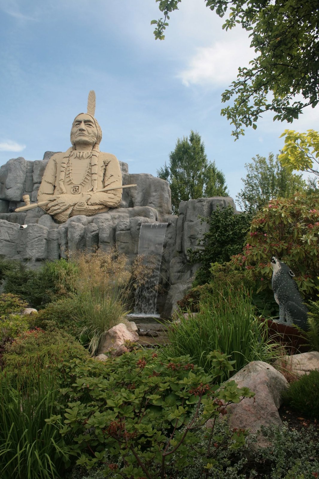 In het Wild West themagebied stond op deze plek voorheen de darkride Minetog. Deze is helaas verwijderd en vervangen door een spookhuis.