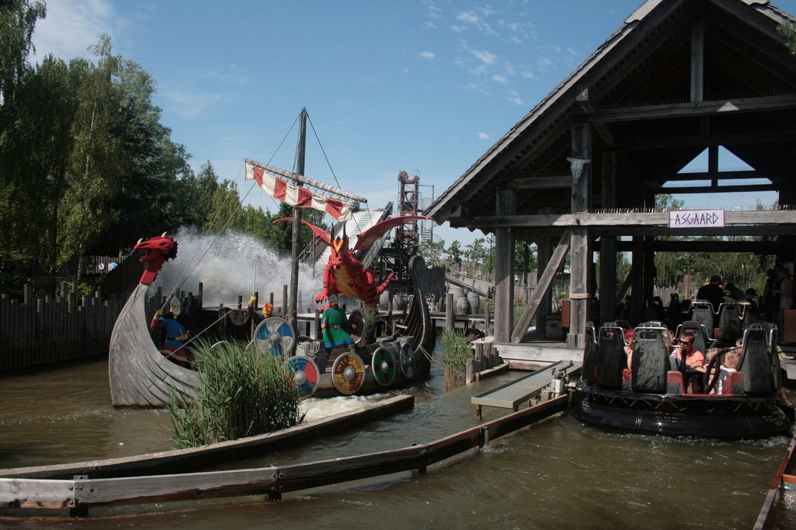 Wildwaterbaan Viking River Splash, inmiddels verwijderd en vervangen door achtbaan Minifigure Speedway.