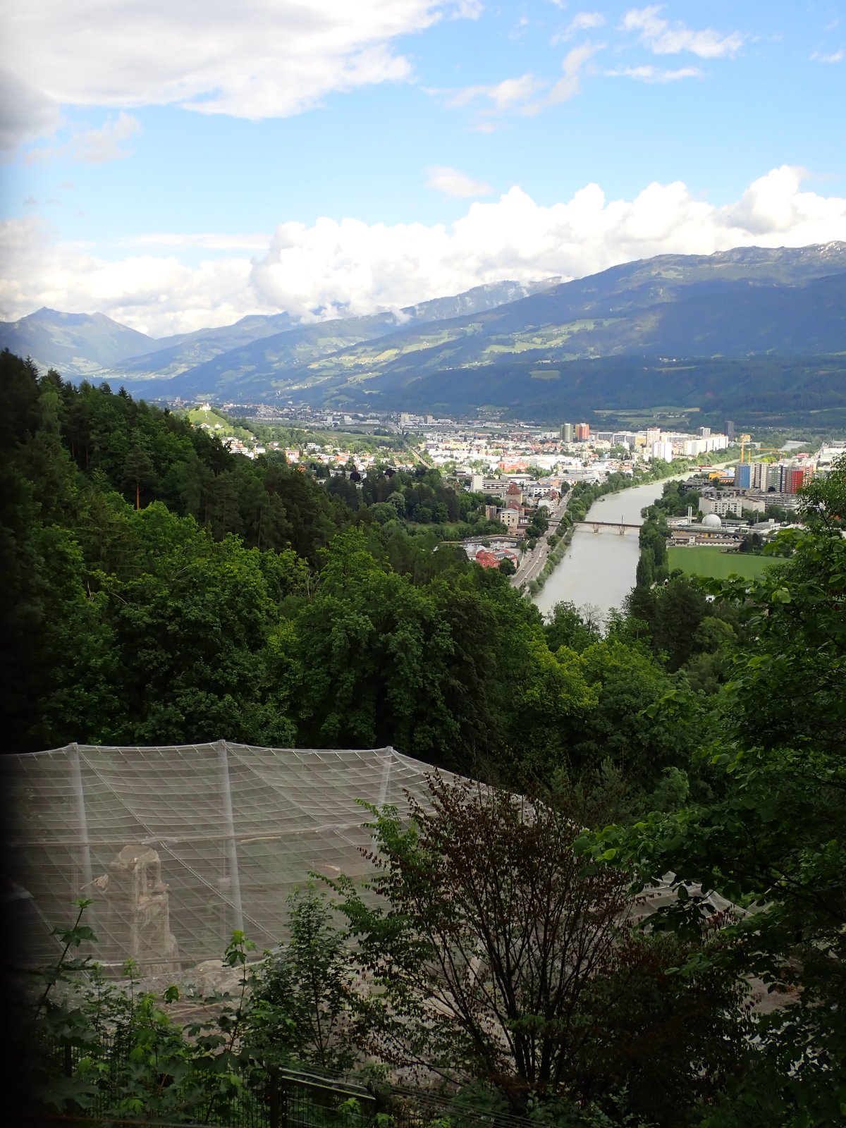 Prachtig uitzicht over het gierenverblijf richting Innsbruck.
