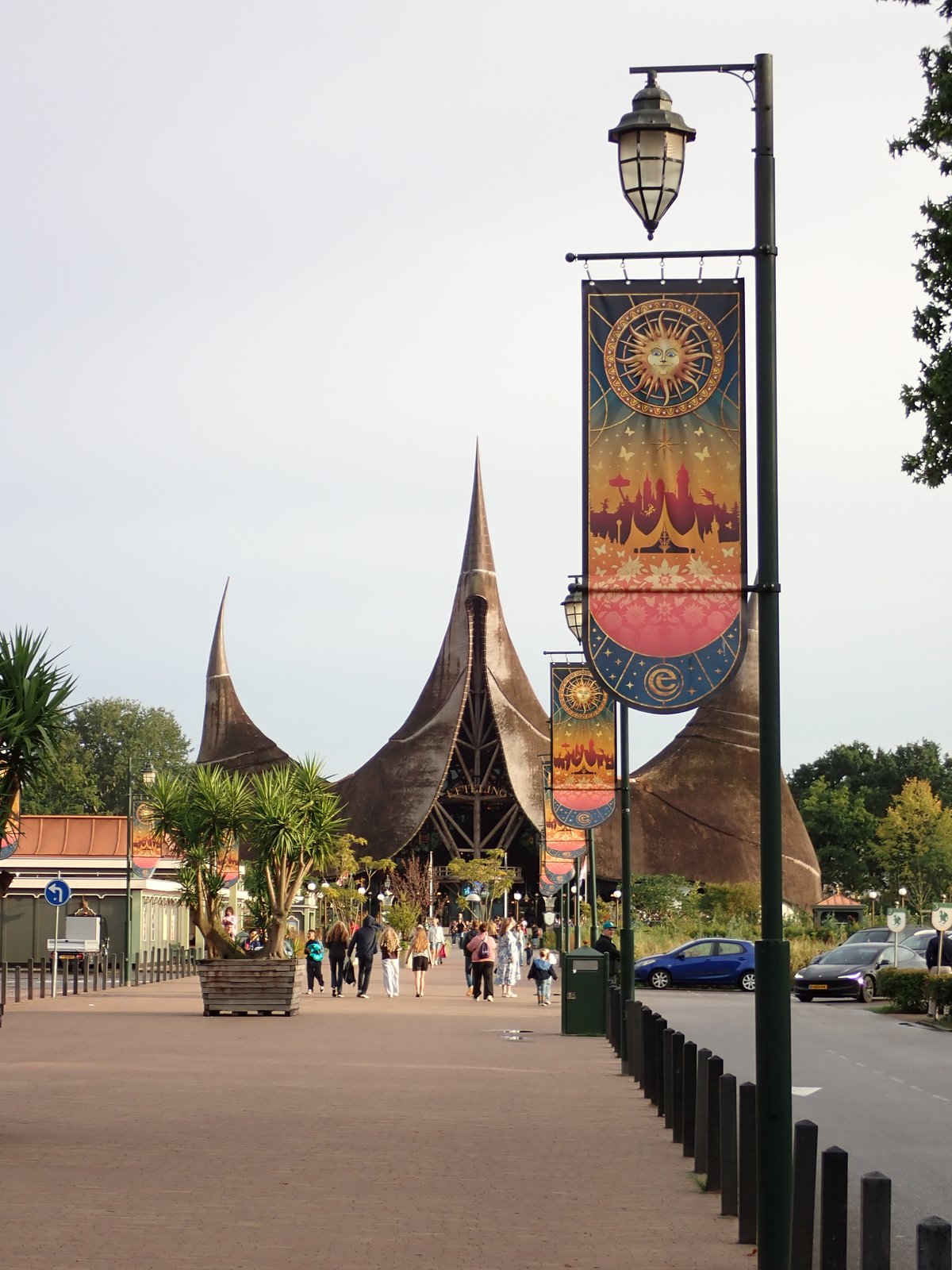 Aangekomen bij het Huis van de Vijf Zintuigen, met op de voorgrond de Zomer-Efteling vaandels.