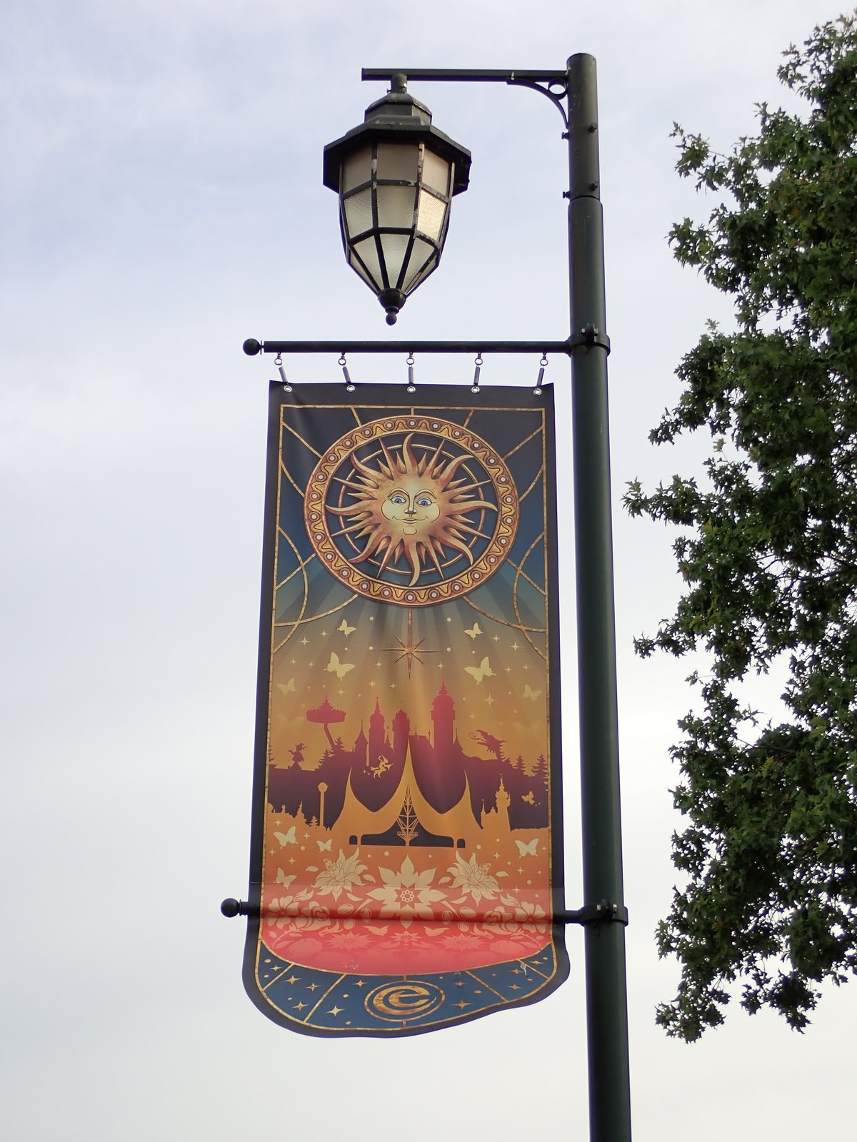 Een close-up van de Zomer-Efteling vaandel