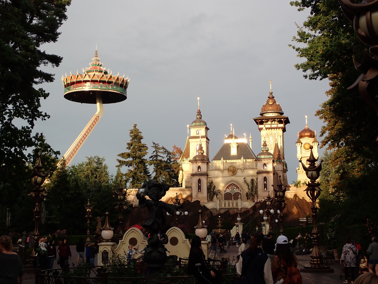 Een mooie avondzon schijnt op Symbolica en de Pagode met op de achtergrond de wegdrijvende donkere wolken.
