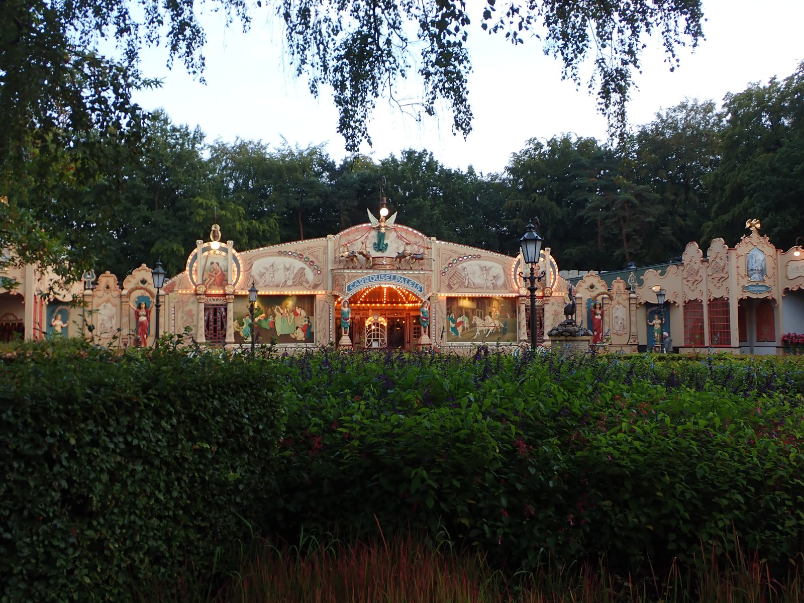 Prachtig groen in de voorgrond van het Carrouselpaleis.