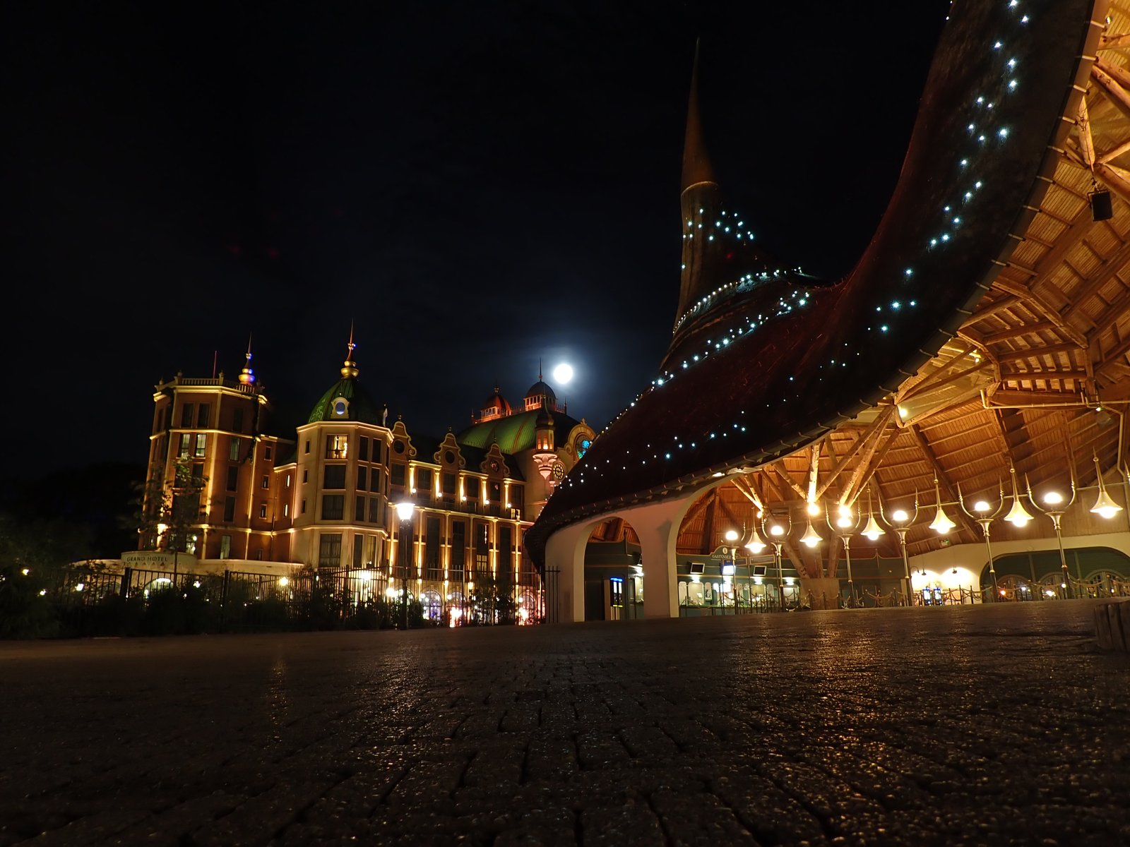 De volle maan boven het Efteling Grand Hotel en het Huis van de Vijf Zintuigen.