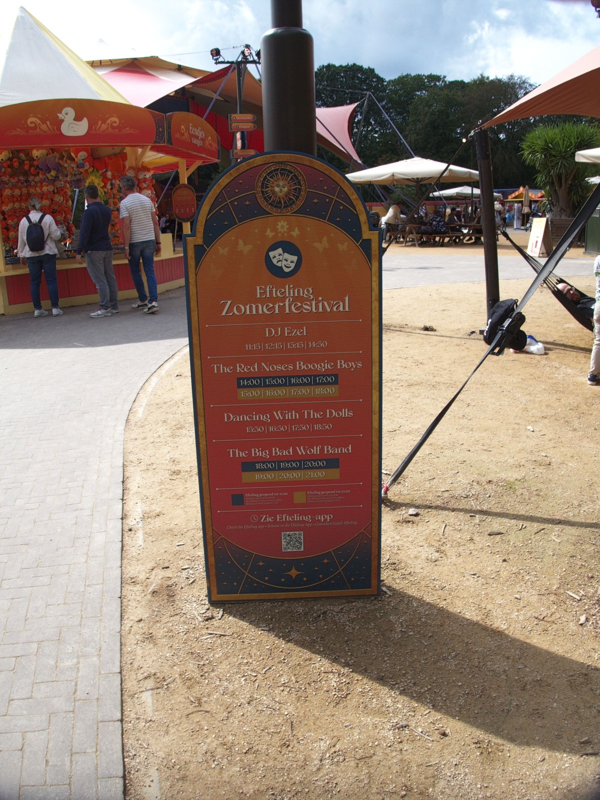 Het programma van het Efteling Zomerfestival met daarop:
DJ Ezel
The Red Noses Boogie Boys
Dancing With The Dolls
The Big Bad Wolf Band