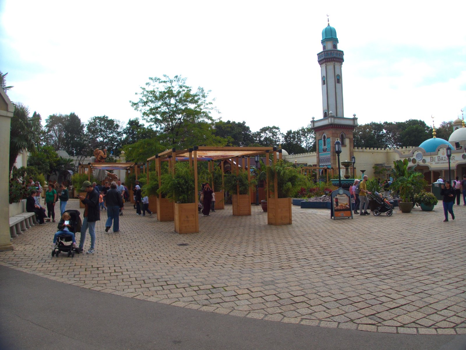 Nog even langs het Fata Morgana plein. Voor deze editie waren er nieuwe doeken gespannen die extra schaduw bieden. Op dit plein was ook Djinn met de Tijger te zien.