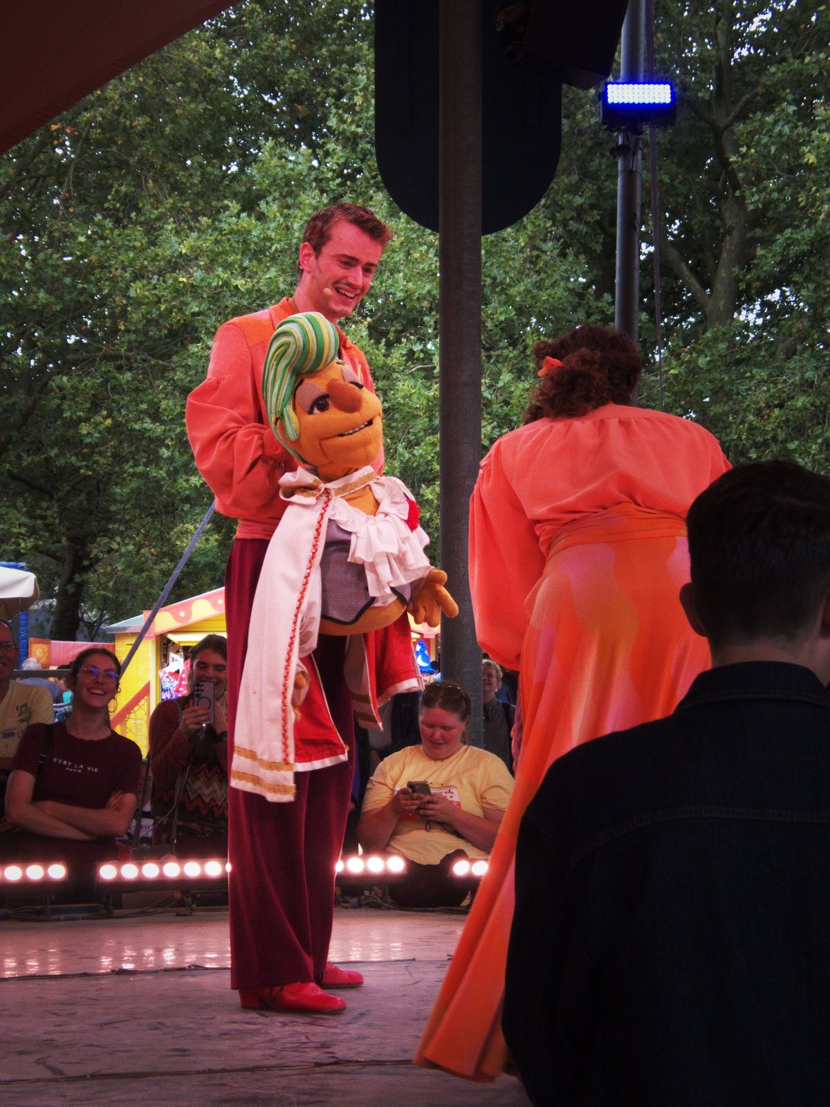 Dikke pret tijdens de laatste opvoering van Dancing With The Dolls.