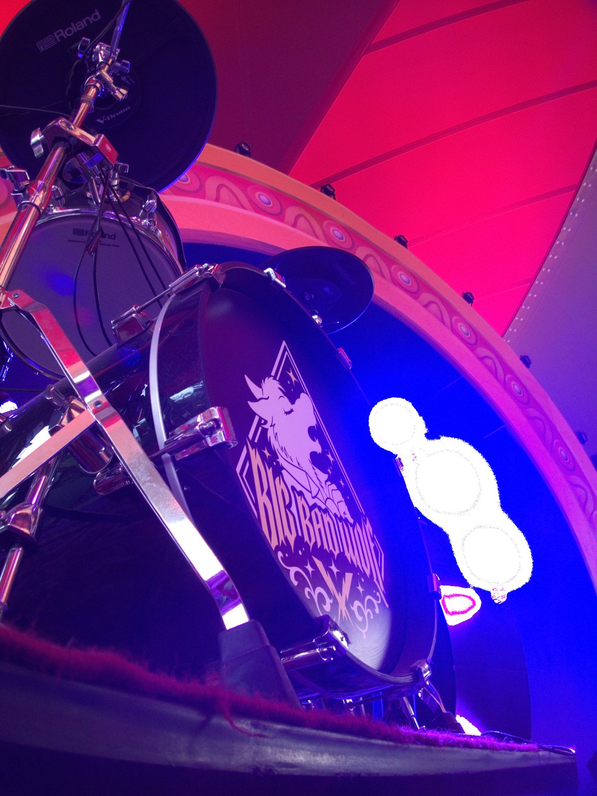 Close-up van het drumstel van The Big Bad Wolf Band.