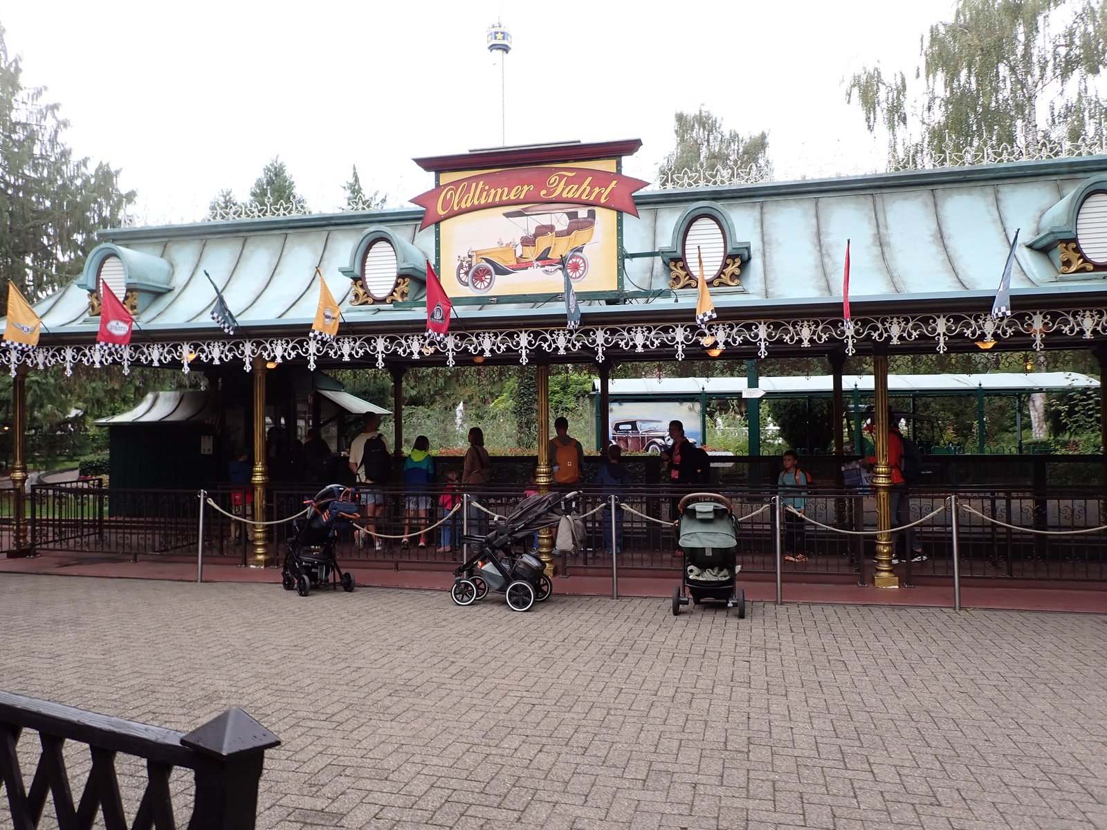 Het station van Oldtimer-Fahrt. Hetzelfde type attracite van Mack-rides als vroeger in de Efteling stond!