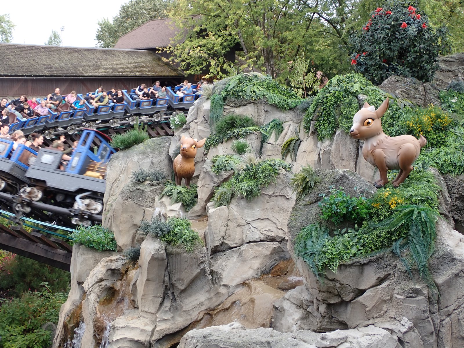 Twee schattige geitjes met op de achtergrond Alpenexpress "Enzian".