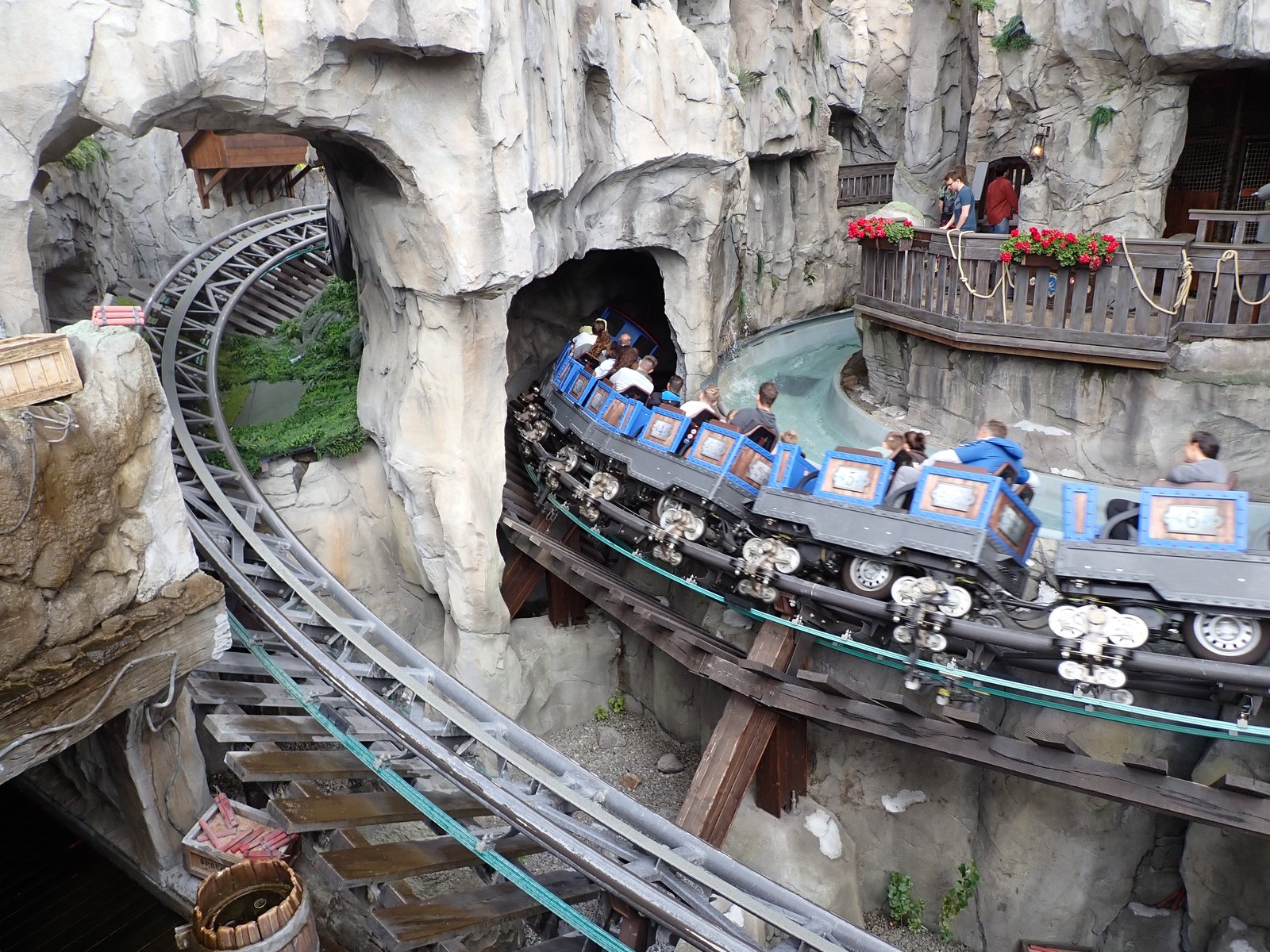 Alpenexpress "Enzian" sjeest hier de bocht door. Wat een leuk uitzichtpunt is dit!