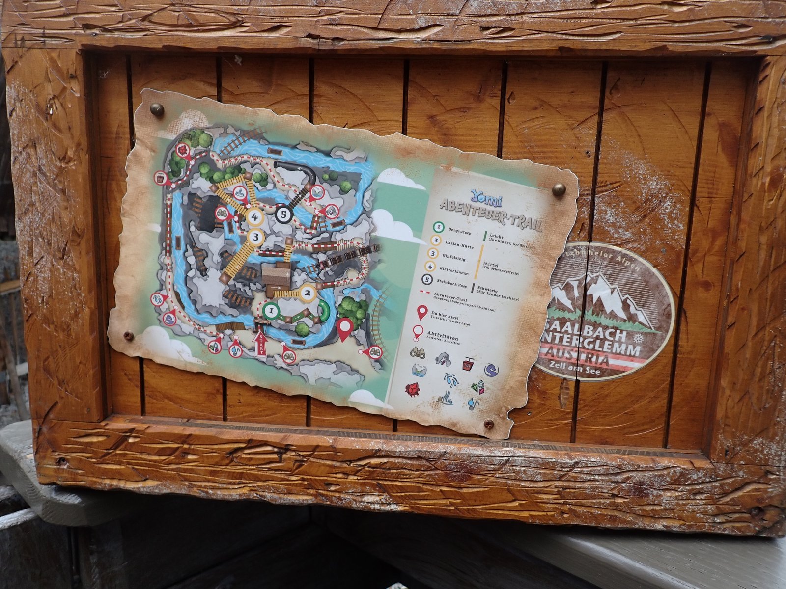 Een kistje met daarop een kleine plattegrond.