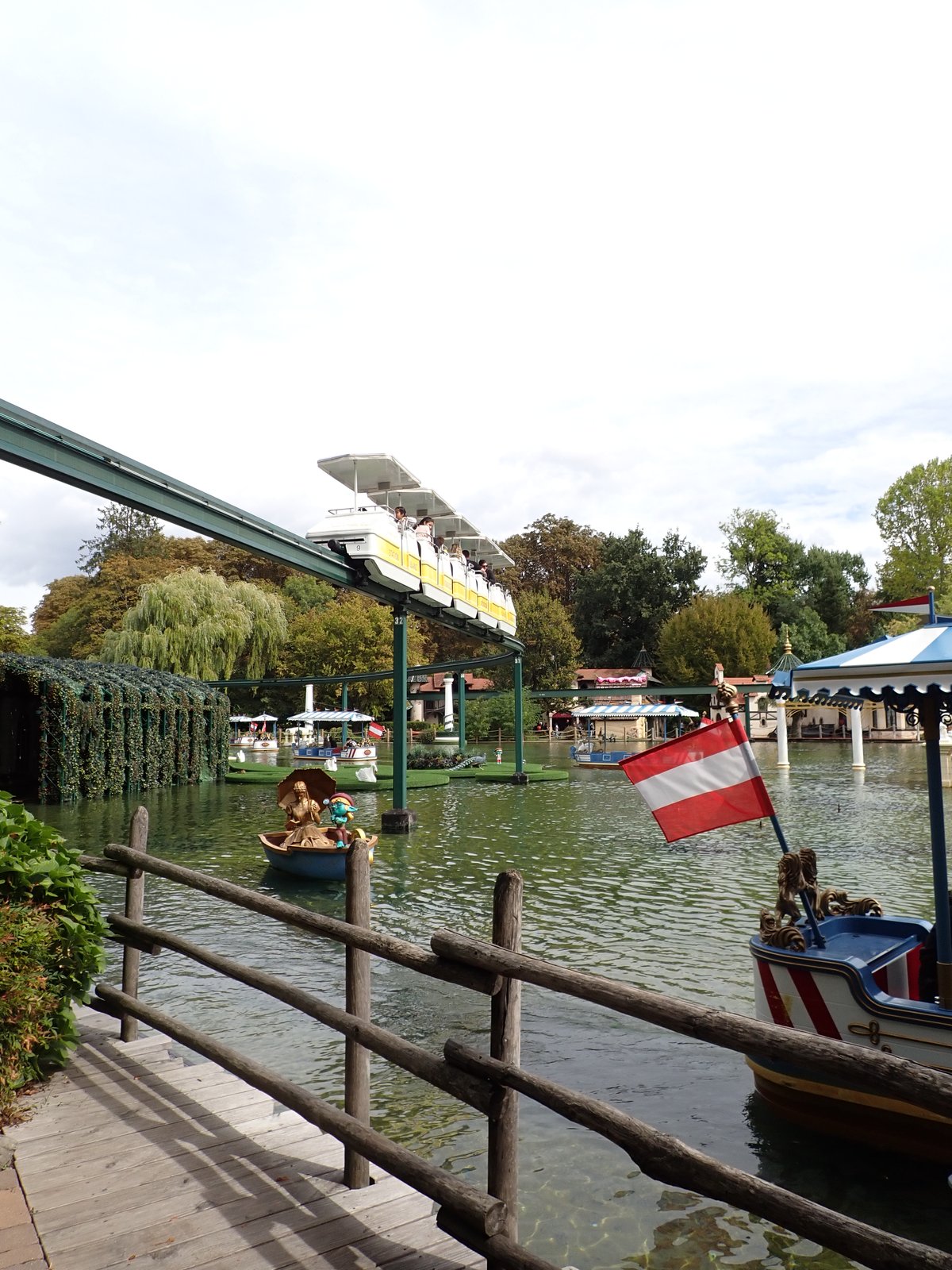 Het vervolg van het Oostenrijkse themadeel. Josefinas kaiserliche Zauberreise met over het water ook de Monorail.