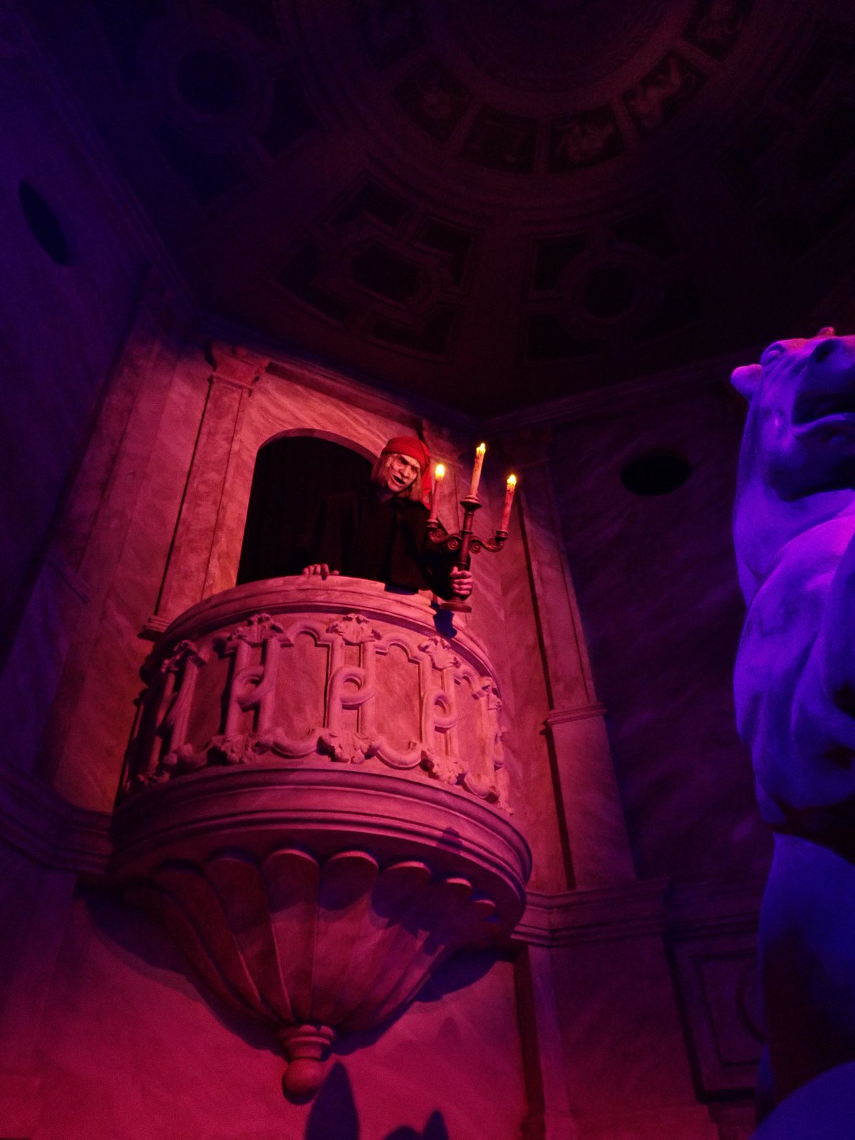 Hier was voorheen de stretching room, maar nu is het een marmeren zaal met een animatronic van Lorenzo de' Medici.