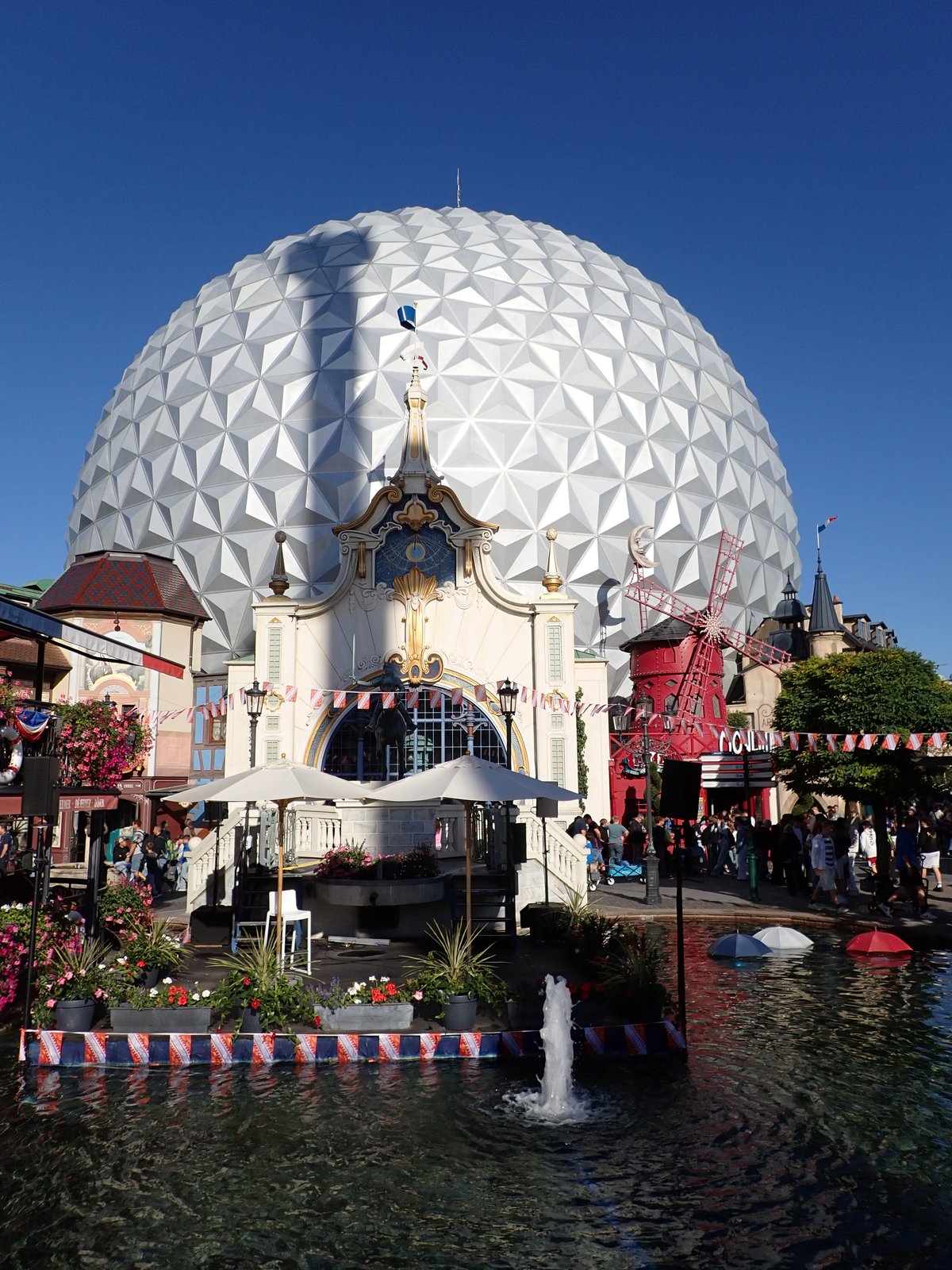 De schaduw van de Euro-Tower valt op de Eurosat-CanCan Coaster niet-epcot bal!