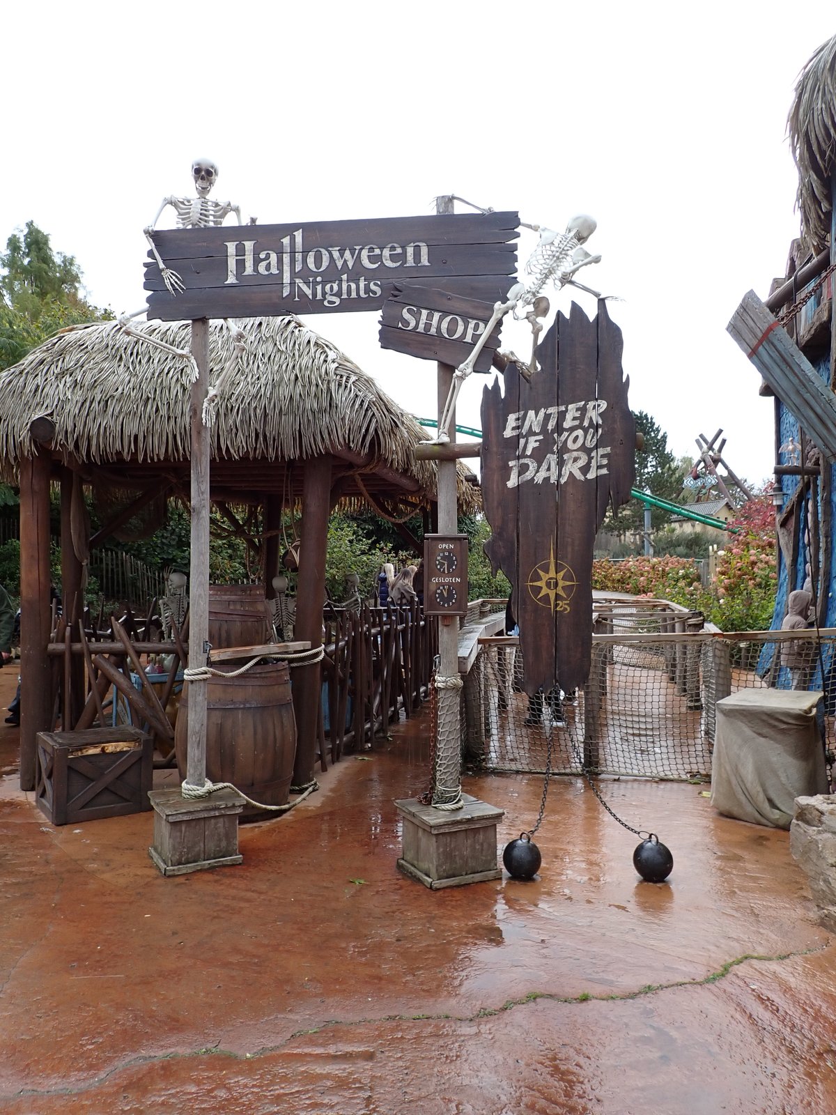 Het Magiezijn is voor de Halloween Nights omgebouwd tot grote souvenirwinkel met allerlei halloween merchandise.