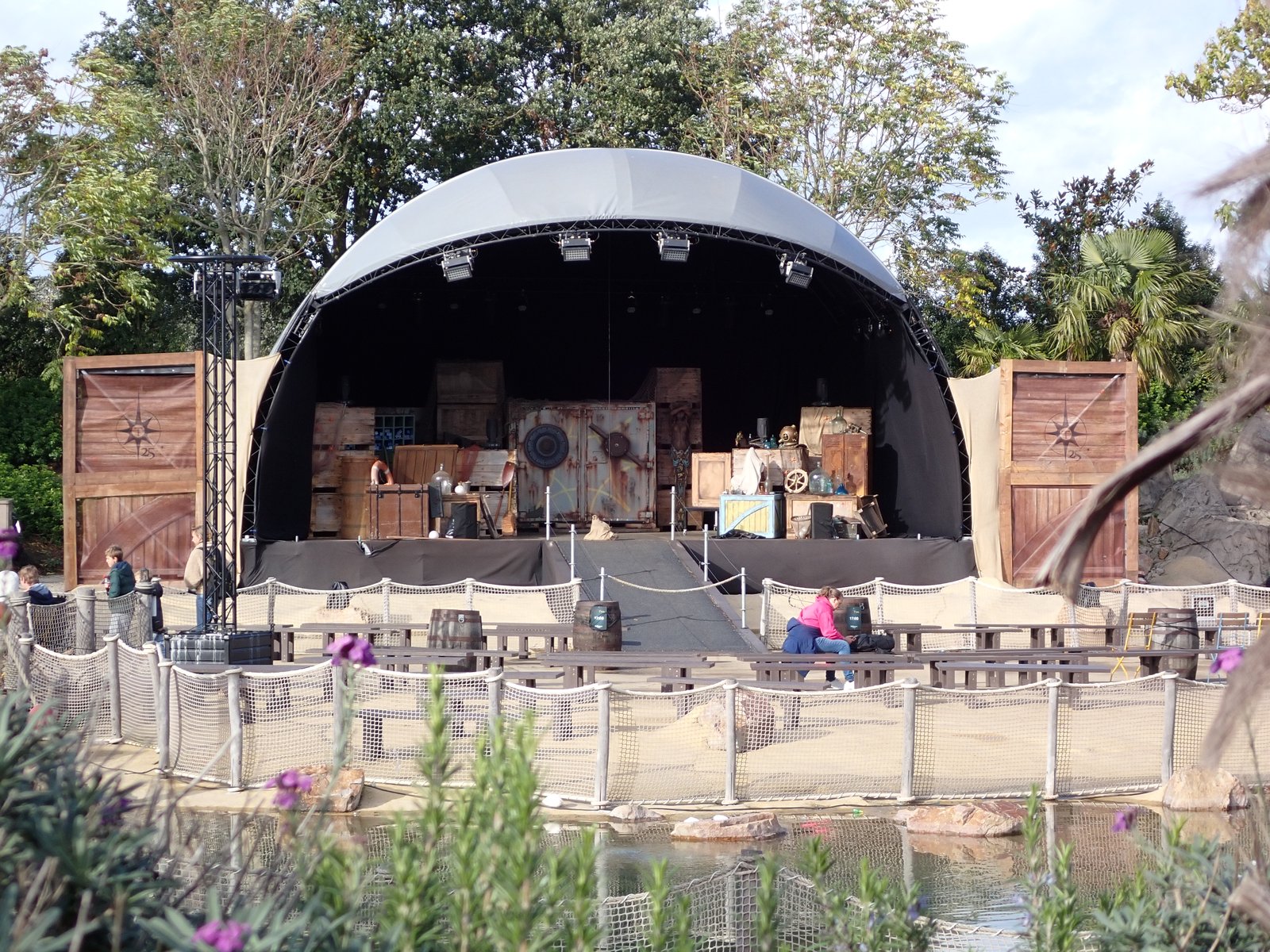 De 'Main Stage' van Port Laguna. Ik hoop dat ze dit jaar voorzichtig zijn met de kluis... wie weet wat daar wel niet in zit!