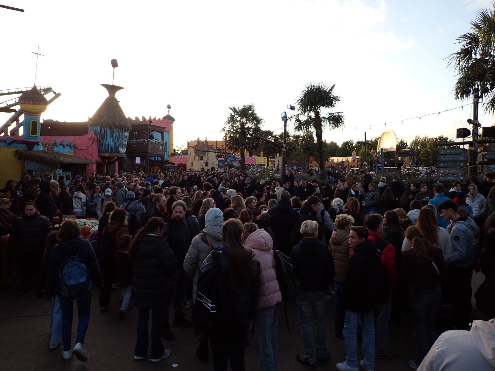 De parade trekt veel bekijks, dit is wat mij betreft toch wel een zwak punt. Port Laguna staat al gauw vol met zo veel mensen.