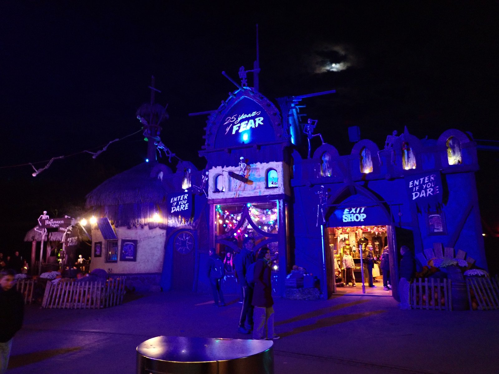 Magistralis' Magic Store in het donker, met halloween aankleding.