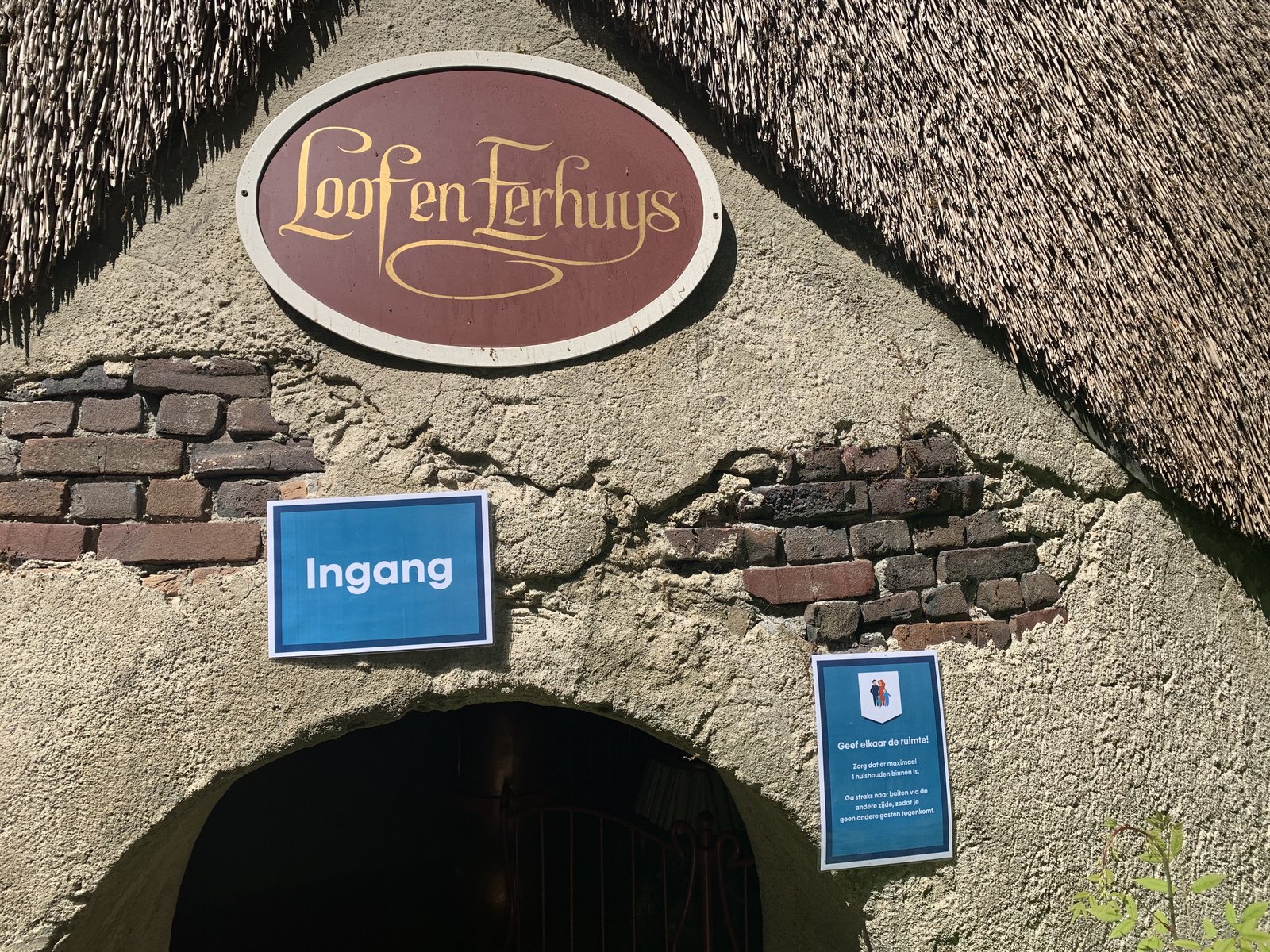 Het fraaie Loof en Eerhuys is voorzien van bordjes voor een verplichte looprichting