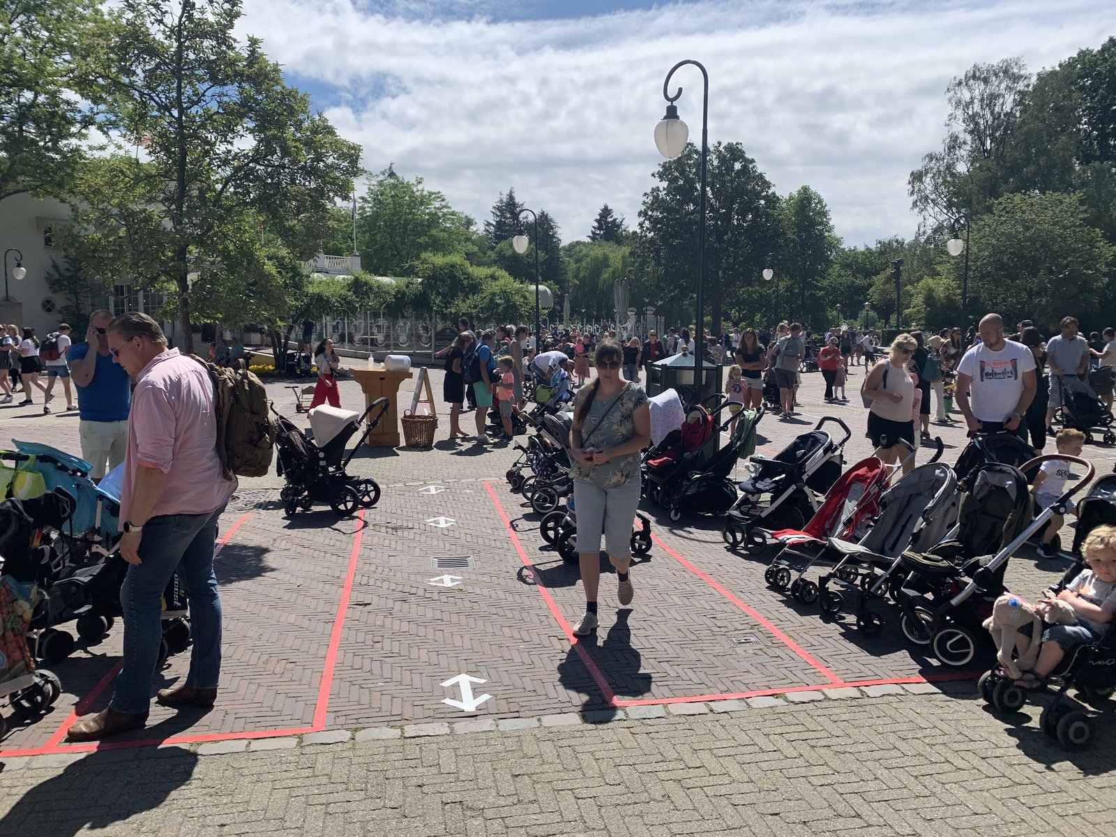 Verlengde wachtrij met ruimte tot afstand houden op het Carnaval Festivalplein