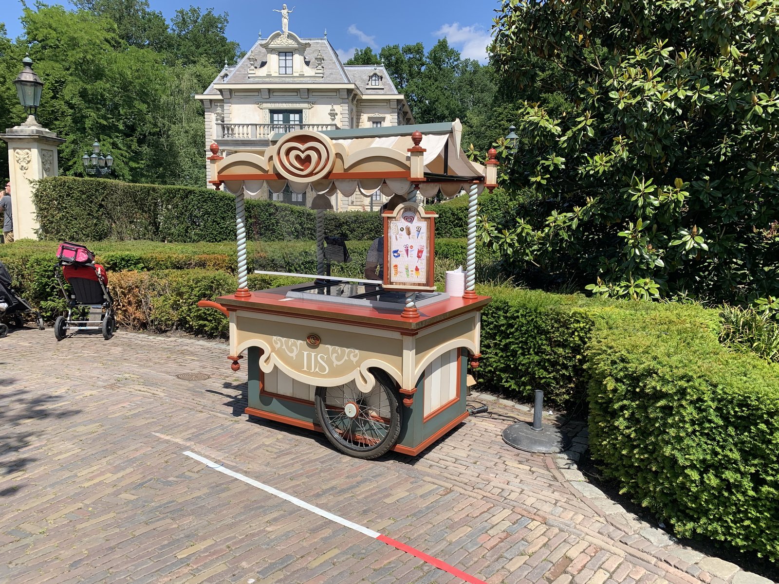 Strepen op de grond voor afstand houden tijdens het wachten voor verkoopkraampje Ton van de Venplein