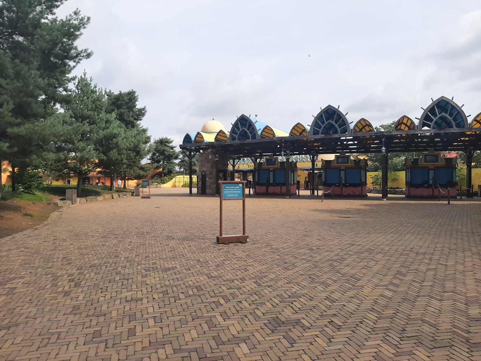 Plein voor het entreegebied. Ik vraag mij wel eens af hoe het hier in de zomervakantie is? Staat het hele plein dan vol. Ik kom hier immers alleen doordeweeks buiten de schoolvakanties.
